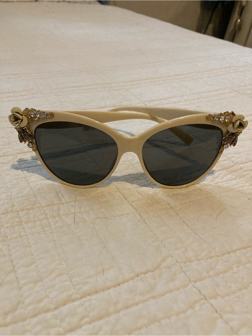 AJ Morgan Women's Decorative Cream Sunglasses with Dark Lenses EUC